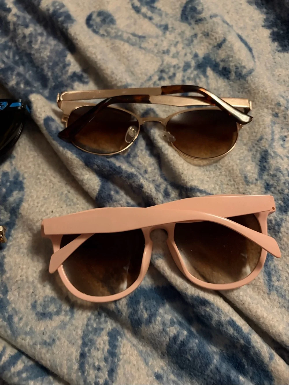 Bundle of 4 pairs of sunglasses